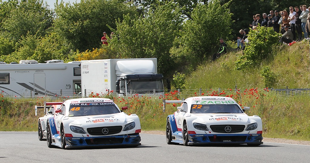 Nymark Racing er vældigt godt kørende i denne sæson af Super GT Danmark, Mikkel Mac(#22) fører mesterskabet foran team kollegaen Frederik Nymark(#48). Super 2L mesterskabet føres af Mike Nordby Mathiesen.
(Foto: Motorsporten.dk)
